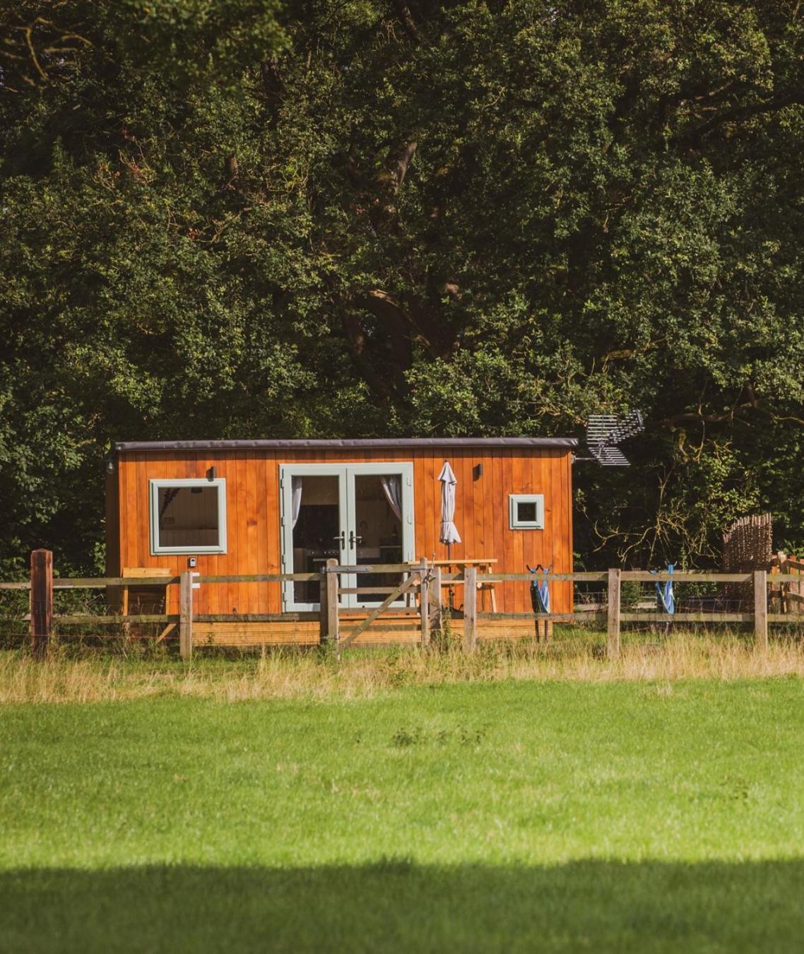 Отель The Hideaway At Hiddenwood Glamping Corsley Экстерьер фото