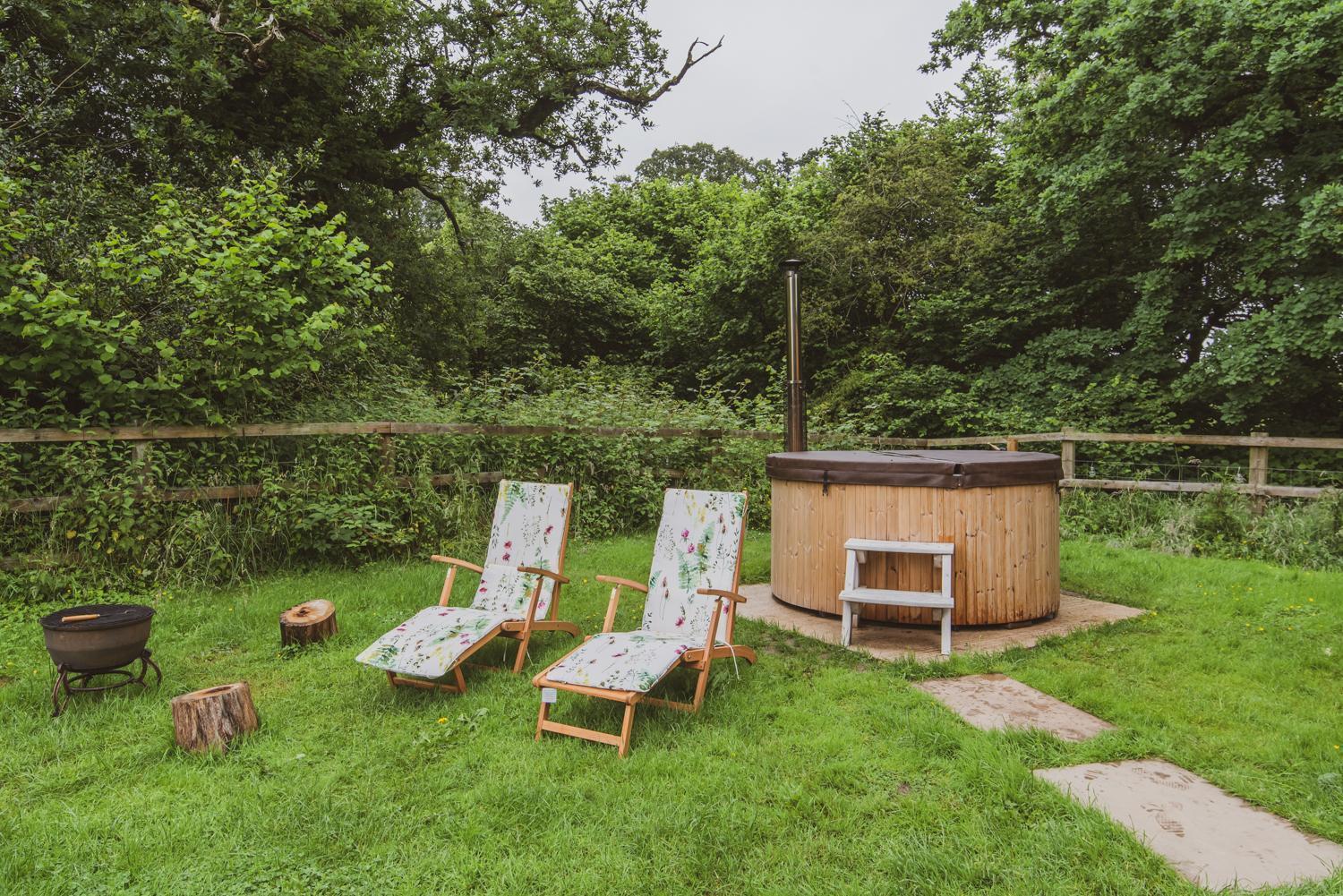 Отель The Hideaway At Hiddenwood Glamping Corsley Экстерьер фото