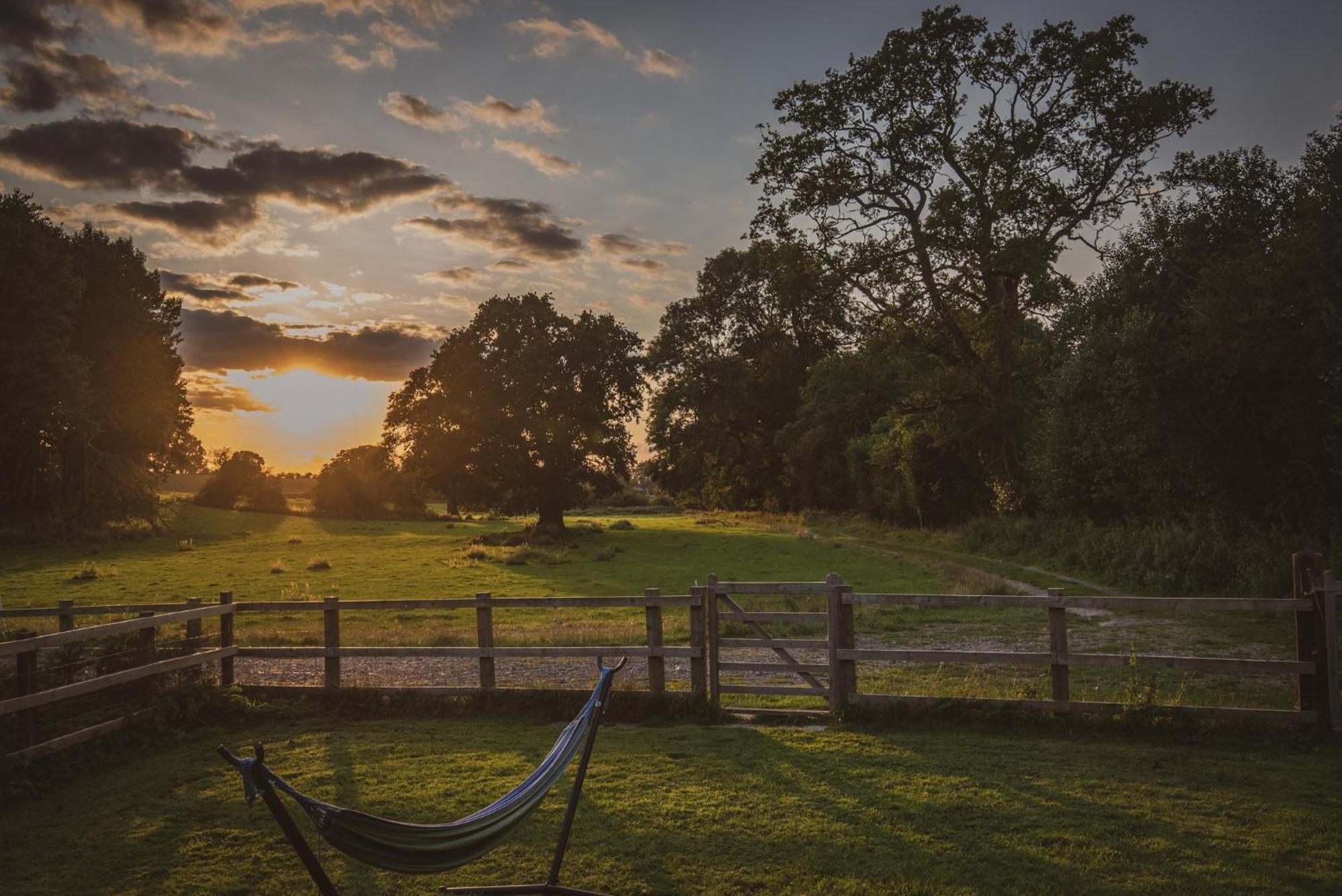 Отель The Hideaway At Hiddenwood Glamping Corsley Экстерьер фото